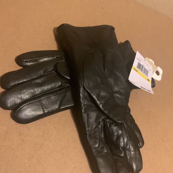 Micheal Kros with heart gloves size medium - Picture 3 of 3